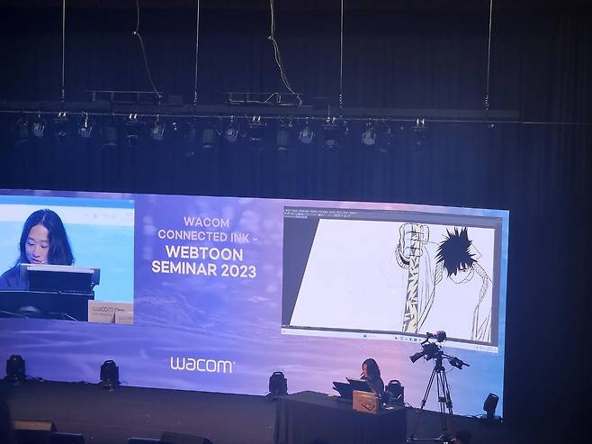 웹툰 작업 과정을 시연하는 오세형 작가  (부천=연합뉴스) 김경윤 기자 = 웹툰 작가 오세형이 15일 경기 부천 한국만화박물관에서 열린 '와콤과 함께하는 웹툰 세미나'에 참석해 작업 과정을 시연하고 있다. 2023.9.15 heeva@yna.co.kr