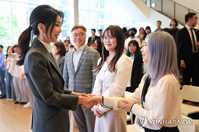 참석자 격려하는 김건희 여사 (서울=연합뉴스) 임헌정 기자 = 윤석열 대통령 부인 김건희 여사가 15일 서울 중구 커뮤니티하우스 마실에서 열린 '괜찮아, 걱정마' 마음건강을 위한 대화에서 참석자들을 격려하고 있다. 2023.9.15 [대통령실 제공. 재판매 및 DB 금지] kane@yna.co.kr