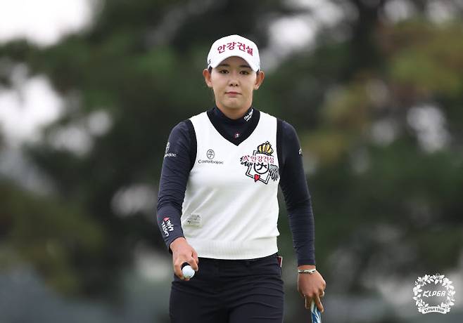 박보겸이 16일 열린 KLPGA 투어 OK금융그룹 읏맨오픈 2라운드에서 버디를 잡고 홀아웃하고 있다.(사진=KLPGA 제공)