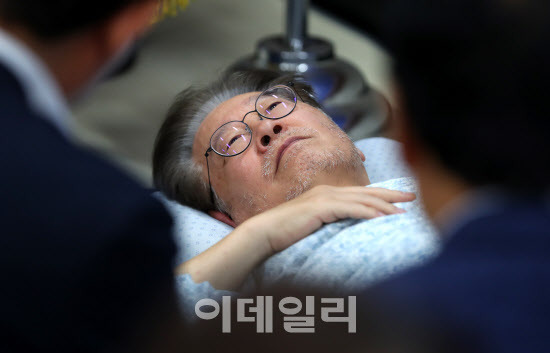 이재명 더불어민주당 대표가 지난 14일 서울 여의도 국회 당대표실 단식 농성장에서 당 의원들로부터 단식 중단을 요청 받고 있다.(사진=노진환 기자)