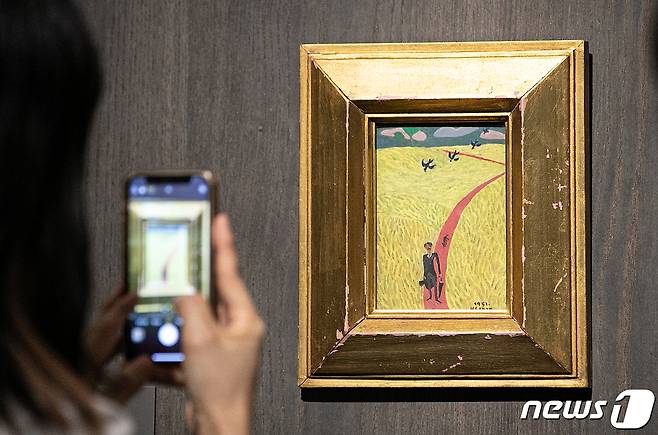 13일 오전 서울 중구 국립현대미술관 덕수궁관에서 개막을 앞둔 '가장 진지한 고백 장욱진 회고전'에 작품들이 전시돼 있다. 오는 14일부터 개막하는 '가장 진지한 고백 장욱진 회고전'에는 장욱진의 60년의 유화, 먹그림, 매직펜 그림, 표지화와 삽화, 도자기 그림 등 270여점이 전시된다. 2023.9.13/뉴스1 ⓒ News1 이승배 기자