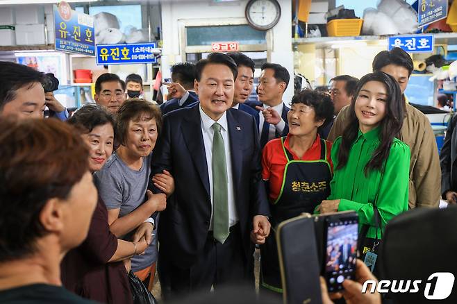 윤석열 대통령과 김건희 여사가 14일 부산 수영구 민락어민활어직판장을 방문해 시민들과 기념촬영을 하고 있다. (대통령실 제공) 2023.9.14/뉴스1 ⓒ News1 오대일 기자