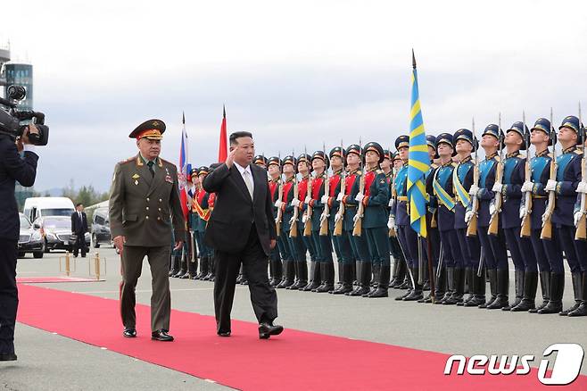 러시아를 방문 중인 김정은 북한 노동당 총비서가 16일 연해주 블라디보스토크 인근 크네비치 군 비행장에서 세르게이 쇼이구 국방장관과 함께 의장대를 사열하고 있다. 이날 김 총비서는 비행장 주기장에서 러시아 전략폭격기 투폴레프 3종과 극초음속미사일 킨잘을 관람했다. 2023.9.16. ⓒ 로이터=뉴스1 ⓒ News1 김성식 기자