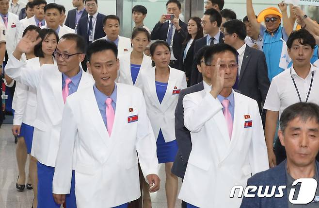 2018 창원세계사격선수권대회에 참가하는 북한 선수단이 31일 오후 김해공항을 통해 입국하며 아리랑응원단의 환영을 받고 있다. 북한 선수단은 선수 12명, 임원 10명 등 22명으로 구성됐으며, 북한이 한국에서 열리는 사격대회에 출전하는 건 2014 인천아시안게임 이후 4년 만이다. 2018.8.31/뉴스1 ⓒ News1 여주연 기자