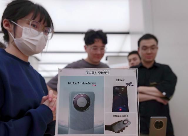 중국 상하이 화웨이 매장에 새로 출시된 스마트폰 '메이트60 프로'가 전시되어 있다. [이미지출처=EPA연합뉴스]