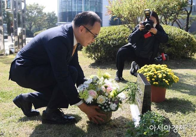 이원석 검찰총장이 지난해 9월30일 서울 도봉구 서울북부지검에서 열린 '국가재정범죄 합동수사단 출범식'을 마친 뒤 지검 앞마당을 찾아 근무 중 순직한 검찰 관계자들을 위한 추모비에 헌화하고 있다./강진형 기자aymsdream@