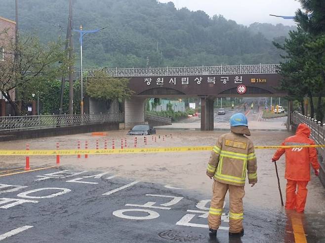 경남 창원시 창원시립상복공원 앞 도로가 빗물에 잠겼다. [사진제공=창원소방본부]