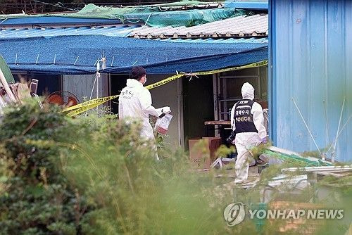 16일 오전 전남 영암군 영암읍 한 주택에서 일가족 사망 사건 현장 감식이 이뤄지고 있다.   [사진출처=연합뉴스]