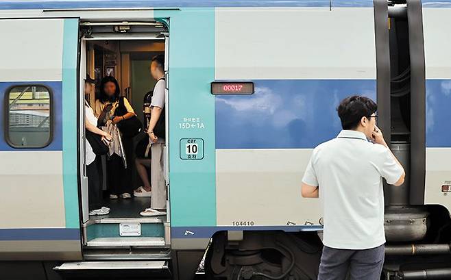 통로에 서 있는 승객들 - 철도노조 파업 이틀째인 15일 오전 서울역에서 출발하는 부산행 KTX 열차 통로에 승객들이 서 있다. 국토교통부에 따르면, 이날 열차 운행률은 평소의 70.3%로 떨어졌다. 파업이 이어지면서 입석 승객이 몰려 열차가 출퇴근 시간 지하철처럼 붐비는 경우가 속출했다. /연합뉴스