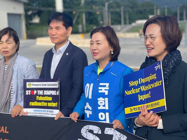 이수진 비례 의원(오른쪽에서 두번째)을 비롯해 민주당 의원들이 미국에서 후쿠시마 오염수 방류 반대 활동을 펼쳤다./이수진 의원 페이스북