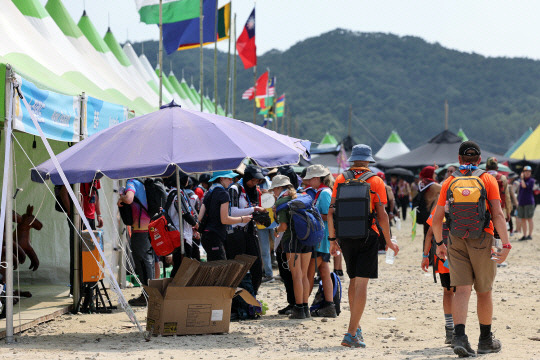 2023 새만금 세계스카우트잼버리 개막 나흘째인 지난달 4일 전북 부안군 하서면 야영장 '델타구역'에서 스카우트 대원들이 주변을 구경하고 있다. 사진=연합뉴스