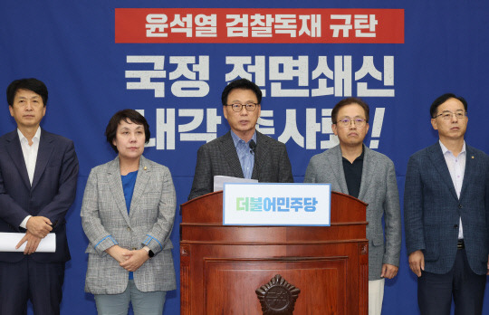 더불어민주당 이재명 대표 단식 17일차인 16일 저녁 박광온 원내대표가 국회에서 비상 의원총회 결의문을 발표하고 있다. 사진=연합뉴스