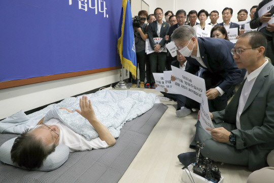 15일 국회 더불어민주당 대표실에서 의원들이 이재명 대표에게 단식 중단을 촉구하고 있다. 사진=연합뉴스