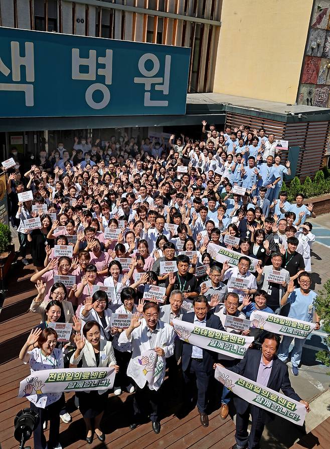 오는 20일 설립 20주년을 맞는 녹색병원 의료진이 지난 8일 서울 중랑구 면목동 병원 정문 앞에서 기념사진을 찍고 있다. 이정용 선임기자 lee312@hani.co.kr