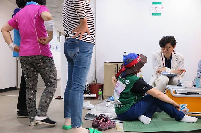 2019년 7월 서울톨게이트 요금수납원 고공농성 시위 현장에 녹색병원 의사들이 찾아가 진료하는 모습. 녹색병원 제공