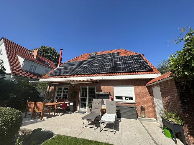 지붕에 태양광 패널이 설치돼 있는 독일인 크리스티안 젠프트레벤의 집.