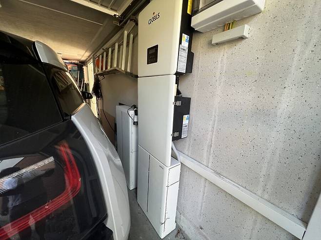 독일 브란덴부르크주에 살고 있는 크리스티안 젠프트레벤의 집 차고에 태양광 패널로 생산한 전기를 생산할 수 있는 저장장치(ESS)와 차량 충전기가 설치돼 있다.