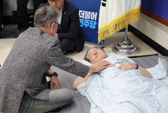 지난 15일 단식 투쟁 16일차를 맞았던 더불어민주당 이재명 대표가 국회 당대표실에서 조응천 의원을 만나고 있다. 연합뉴스