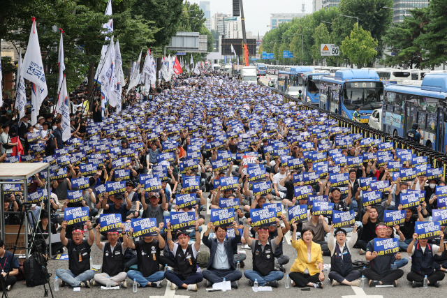 ▲ 전국철도노동조합(철도노조) 파업 사흘째인 16일 오후 서울 용산구 남영역 인근에서 열린 ‘철도노조 총파업 승리 결의대회’에서 조합원들이 철도 민영화 정책 중단 등을 요구하며 구호를 외치고 있다. 연합뉴스