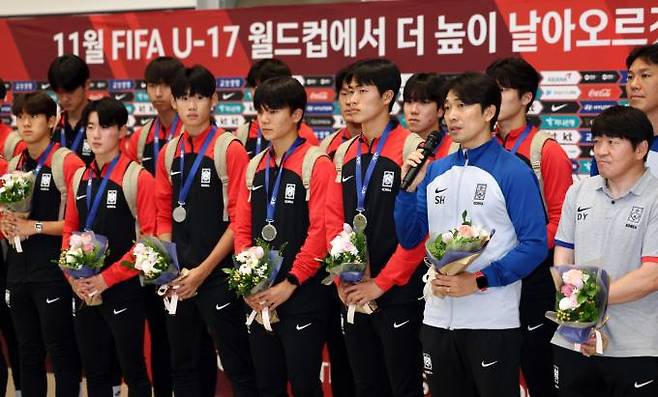  아시아축구연맹(AFC) U-17 아시안컵에서 준우승을 차지한 17세 이하(U-17) 남자 축구대표팀 변성환 감독이 4일 오전 인천국제공항 제2터미널에서 귀국한 뒤 발언하고 있다. 연합뉴스