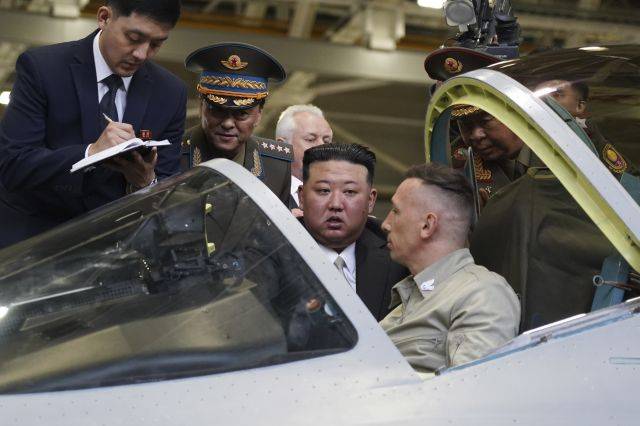 김정은 북한 국무위원장이 15일(현지시각) 하바롭스크주 콤소몰스크나아무레의 러시아 전투기 공장을 방문해 설명을 듣고 있다. AP 뉴시스