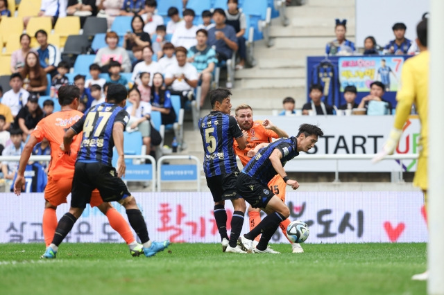 인천 유나이티드와 제주 유나이티드의 K리그1 경기가 펼쳐지고 있는 16일 인천축구전용경기장의 모습. 한국프로축구연맹 제공