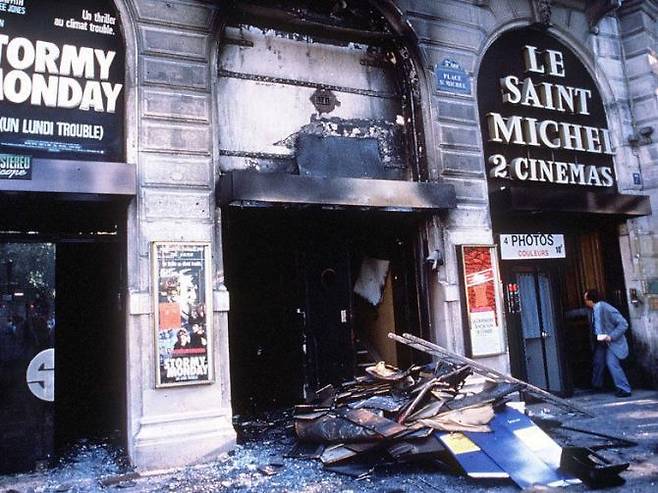 1988년 10월 23일 프랑스 파리의 생 미셸 극장은 방화로 사실상 전소됩니다. 영화 ‘그리스도 최후의 유혹’의 상영에 대한 극단주의자들의 테러였습니다. 13명이 희생된 방화사고는 당시 뉴욕타임스가 ‘종교 전쟁’에 비유할 정도로 큰 논란이었습니다. [에스파스 생 미셸]