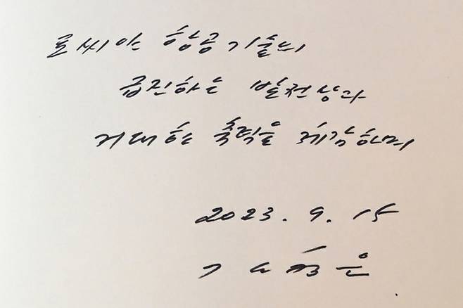 김정은 북한 국무위원장이 15일 러시아 하바롭스크주 콤소몰스크나아무레시의 유리 가가린 전투기 공장을 방문했다고 조선중앙통신이 16일 보도했다. 통신은 김 위원장은 공장에서 수호이(Su)-35 다목적 전투기와 신형 여객기 수호이 수퍼젯(SJ)-100의 최종 조립 공정을 지켜보고 Su-35 시험 비행도 참관했다고 전했다. [조선중앙통신 홈페이지 캡처] 연합뉴스