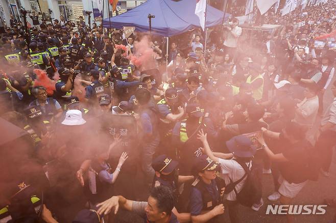 [서울=뉴시스] 정병혁 기자 = 16일 서울 용산구 남영역 인근에서 열린 공공운수노조 공동파업, 철도노조 총파업 승리 결의대회에서 상징의식 도중 철도노조 조합원과 경찰이 충돌하고 있다. 2023.09.16. jhope@newsis.com