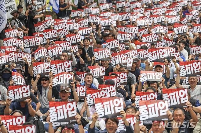 [서울=뉴시스] 정병혁 기자 = 16일 서울 용산구 남영역 인근에서 열린 공공운수노조 공동파업, 철도노조 총파업 승리 결의대회에 참가한 철도노조 조합원들이 피켓을 들고 구호를 외치고 있다. 2023.09.16. jhope@newsis.com