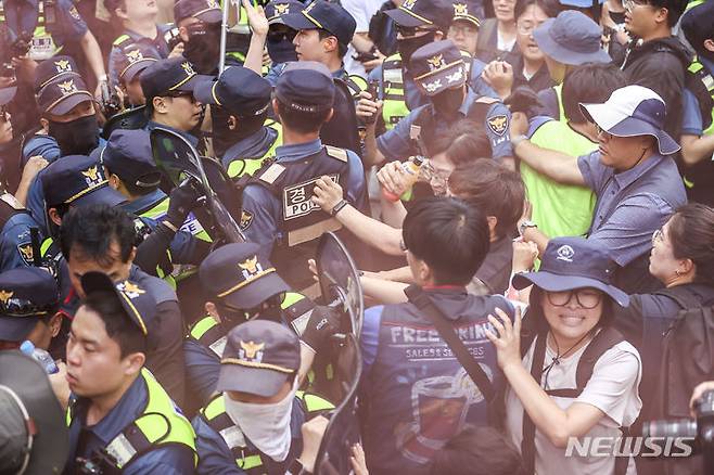 [서울=뉴시스] 정병혁 기자 = 16일 서울 용산구 남영역 인근에서 열린 공공운수노조 공동파업, 철도노조 총파업 승리 결의대회에서 상징의식 도중 철도노조 조합원과 경찰이 충돌하고 있다. 2023.09.16. jhope@newsis.com