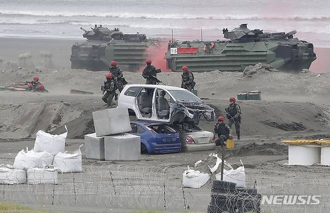 [신타이베이=AP/뉴시스] 미군이 800명 규모로 편성되는 대만 육군의 대대 훈련을 오는 2025년까지 자국 기지에서 진행할 예정이라고 일본 요미우리 신문이  16일 보도했다. 사진은 지난 7월27일 대만 북부 신타이페이시 해안 인근에서 대만 군인들이 연례 한광훈련의 일환으로 적의 해상강습 대응훈련을 하는 모습. 2023.09.16.