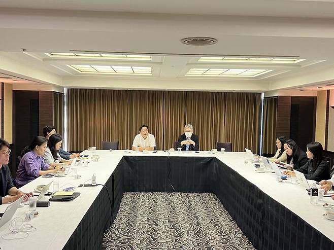 일본의 대표적인 북한 전문가인 히라이와 슌지(오른쪽) 교수가 한국언론진흥재단, 세종 연구소 주최로 지난 13일 오후 도쿄 뉴오타니 호텔에서 한국기자들과 만나 동북아 안보지형에 대해 이야기하고 있다.