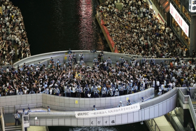 일본 간사이 프로야구 팀 한신 타이거스가 18년 만의 리그 우승을 확정지은 14일 저녁 오사카 도톤보리에 수만명의 팬들이 모여있다. 연합뉴스