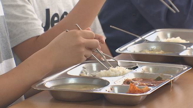 인천 한 중학교에서 수개월에 걸쳐 1학년 동급생 간 학교폭력이 발생한 정황이 드러났다. 피해자 측은 지난 11일 낮 12시께 급식실에서 1학년 A군이 같은 반 B군을 폭행하는 일이 일어났다며 상대 학생에 대한 엄벌을 촉구했다.&nbsp;해당 사진은 기사와 직접적인 관련이 없음 ⓒ연합뉴스