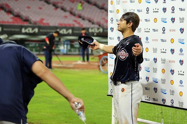 ▲ 물을 맞은 강승호 ⓒ 두산 베어스