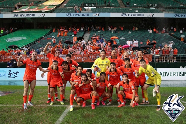 전북현대전 승리 후 팬들과 기념사진을 찍은 강원FC 선수단. /사진=한국프로축구연맹 제공