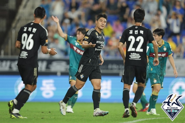 동점골을 넣은 울산현대 공격수 주민규(가운데). /사진=한국프로축구연맹 제공