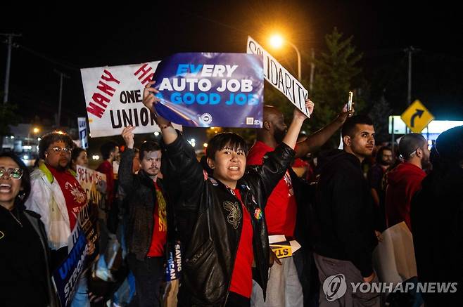 미시간 포드 공장 앞에서 피켓을 든 노동자들  [AFP 연합뉴스 자료사진]