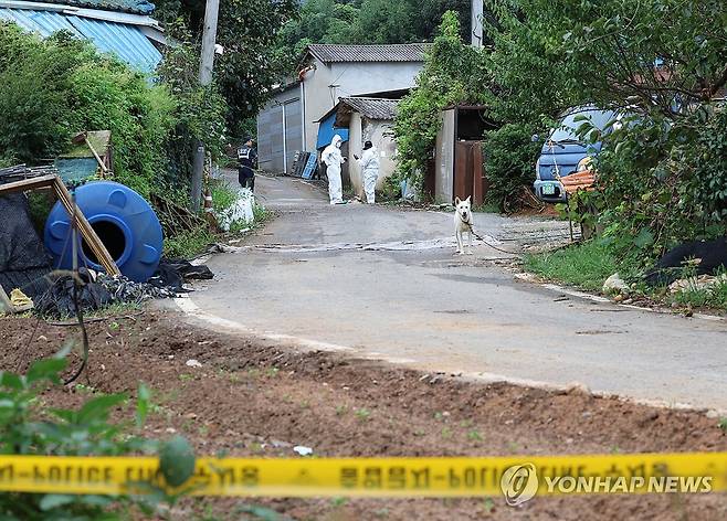 '일가족 사망' 마을 주변 통제하고 현장감식 (영암=연합뉴스) 천정인 기자 = 16일 오전 전남 영암군 영암읍 한 주택에서 일가족 사망 사건 현장 감식이 이뤄지고 있다. 2023.9.16 iny@yna.co.kr