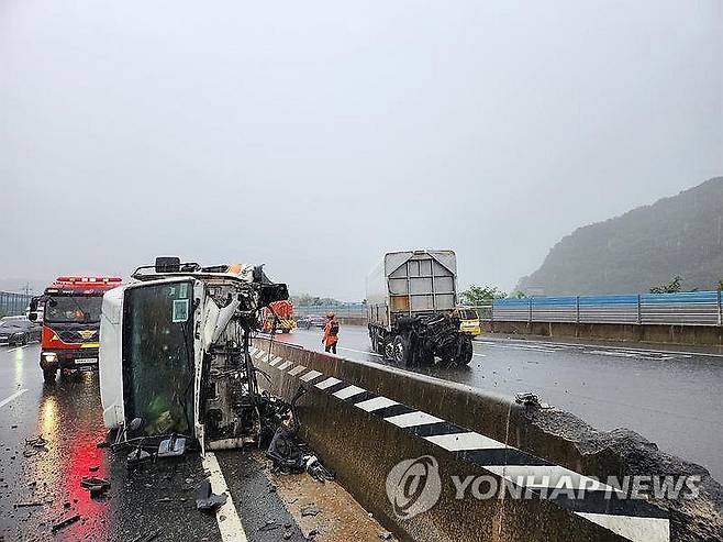 중앙분리대 들이받은 화물차 (진주=연합뉴스) 16일 오전 경남 진주시 진성면 남해고속도로 진성IC 인근에서 부산 방향으로 가던 화물차가 중앙분리대를 들이받고 운전석 부분이 분리돼 현장에서 사고 수습이 이뤄지고 있다. 2023.9.16 [경남소방본부 제공. 재판매 및 DB 금지] yongtae@yna.co.kr