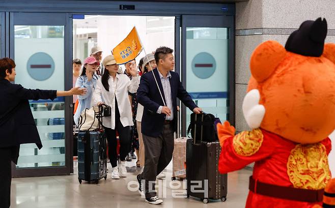 중국인 단체 관광객들이 지난달 24일 오후 인천국제공항을 통해 입국하고 있다. (사진=이데일리 방인권 기자)