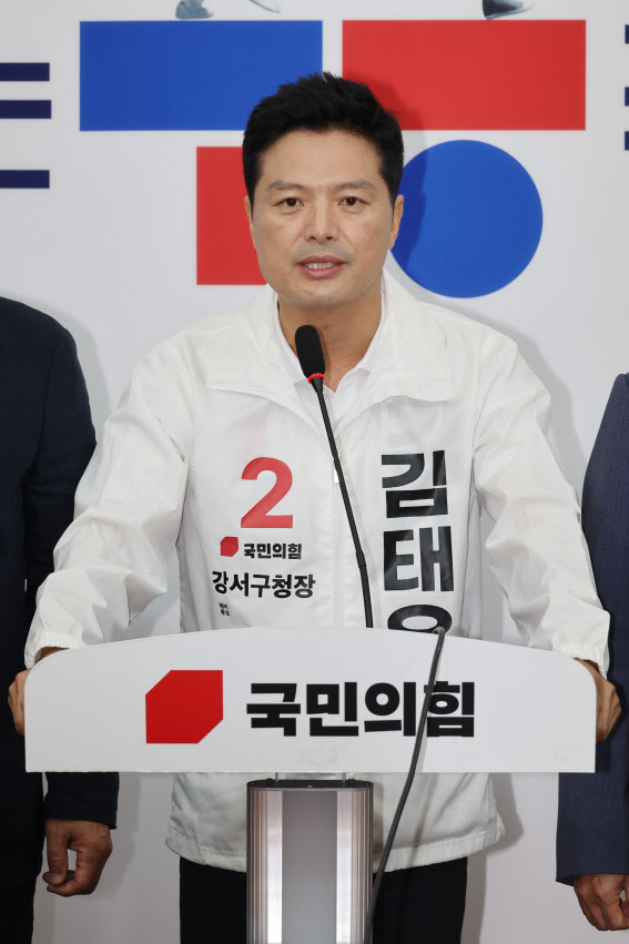 김태우 전 강서구청장이 17일 국회에서 열린 ‘국민의힘 서울 강서구청장 보궐선거 경선 결과 발표’에서 후보자로 확정된 후 소감을 말하고 있다.(사진=공동취재)