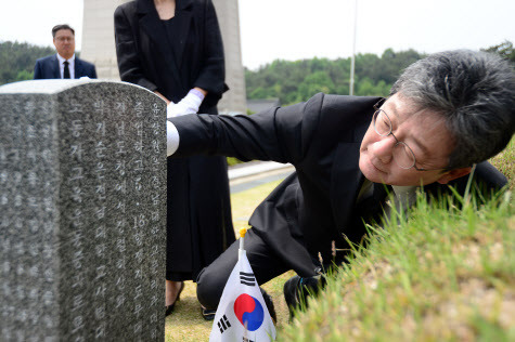 유승민 전 국민의힘 의원이 제43주년 5·18민주화운동을 사흘 앞둔 5월 15일 오전 광주 북구 운정동 국립5·18민주묘지를 찾아 고 윤상월 열사의 묘역을 살펴보고 있다. (사진=뉴스1)