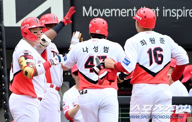 17일 광주KIA챔피언스필드에서 열린 두산과 KIA의 경기, 5회초 2사 1루 KIA 나성범이 2점홈런을 치고 기쁨을 나누고 있다. 광주=허상욱 기자wook@sportschosun.com/2023.09.17/