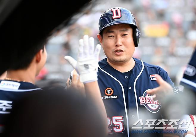 17일 광주KIA챔피언스필드에서 열린 두산과 KIA의 경기, 9회초 두산 양의지가 솔로홈런을 치고 기쁨을 나누고 있다. 광주=허상욱 기자wook@sportschosun.com/2023.09.17/