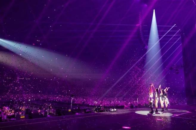 걸그룹 블랙핑크가 17일 오후 서울 고척스카이돔에서 월드투어 '본 핑크'(BORN PINK)의 서울 피날레 공연을 하고 있다. [사진제공 = YG엔터테인먼트]