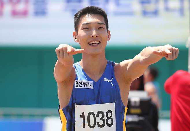 한국 남자 높이뛰기 간판 우상혁(용인시청)이 5월 9일 오전 경북 예천스타디움에서 열린 제51회 KBS배 전국육상경기대회 높이뛰기 남자 일반부 결승에서 2m32를 뛰어넘은 뒤 기뻐하고 있다. / 뉴스1