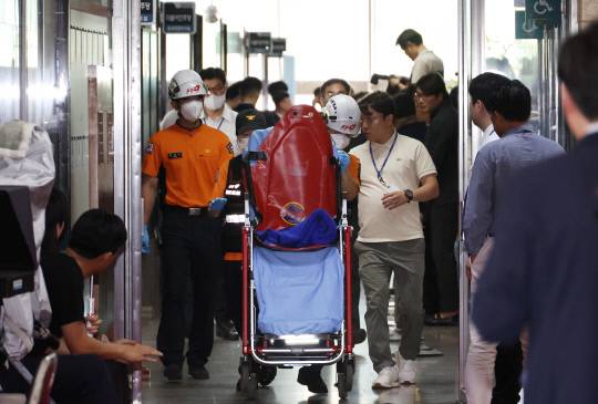 17일 단식 중인 이재명 더불어민주당 대표를 이송하기 위해 출동했던 구급대원들이 이 대표의 완강한 거부로 빈 들것을 끌고 당 대표실을 나오고 있다. 사진=연합뉴스