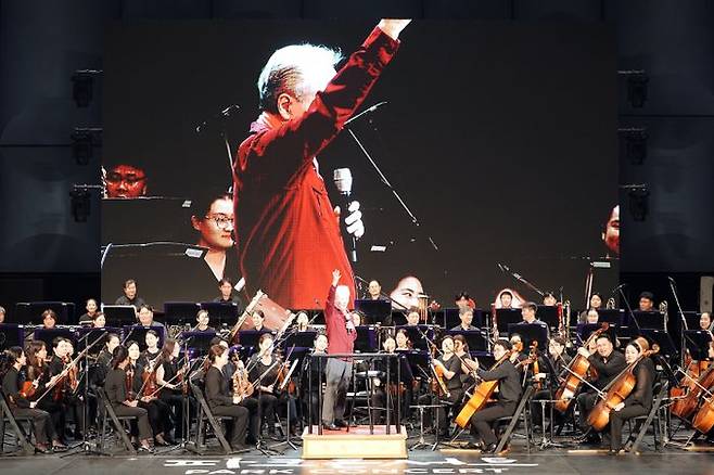 성남시 ‘2023 파크콘서트’ 가 16일 밤 중앙공원 야외공연장에서 화려하게 열렸다. ⓒ성남시 제공